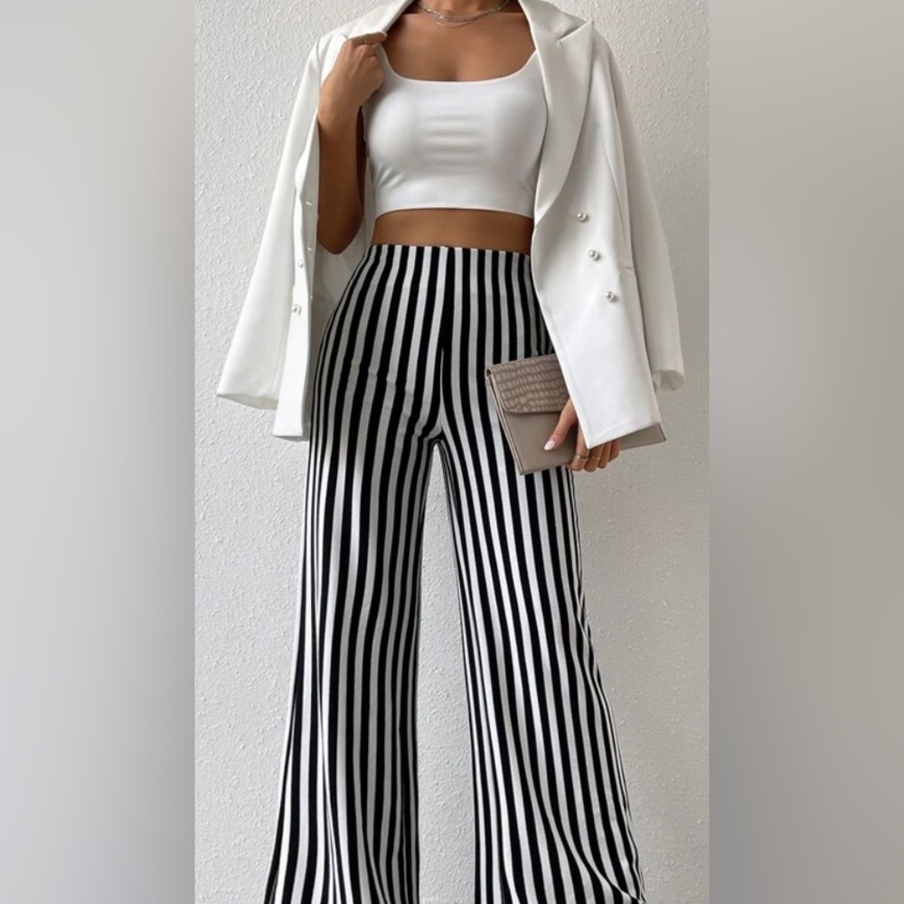 Women’s elegant Black and white vertical striped wide leg Pant. Sz xs. Brand New